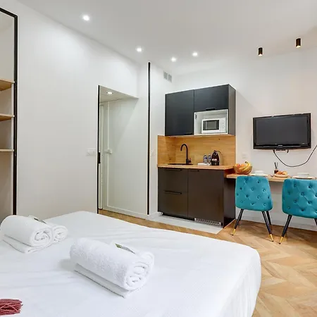 Sur Les Champs Elysees Apartment